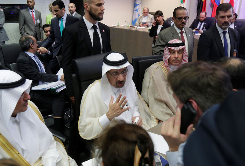 © Reuters. Saudi Arabia's Oil Minister al-Falih talks to journalists at the beginning of an OPEC meeting in Vienna