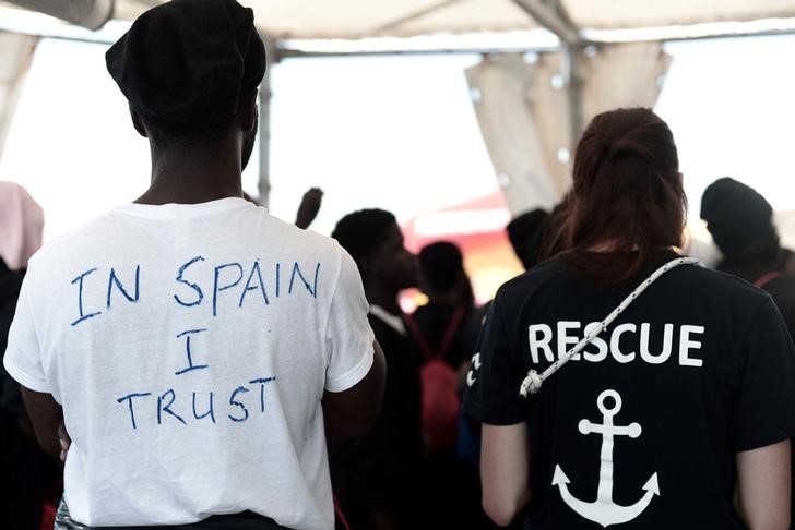 © Reuters. España ofrece ayuda a Malta para refugiados del barco "Lifeline"