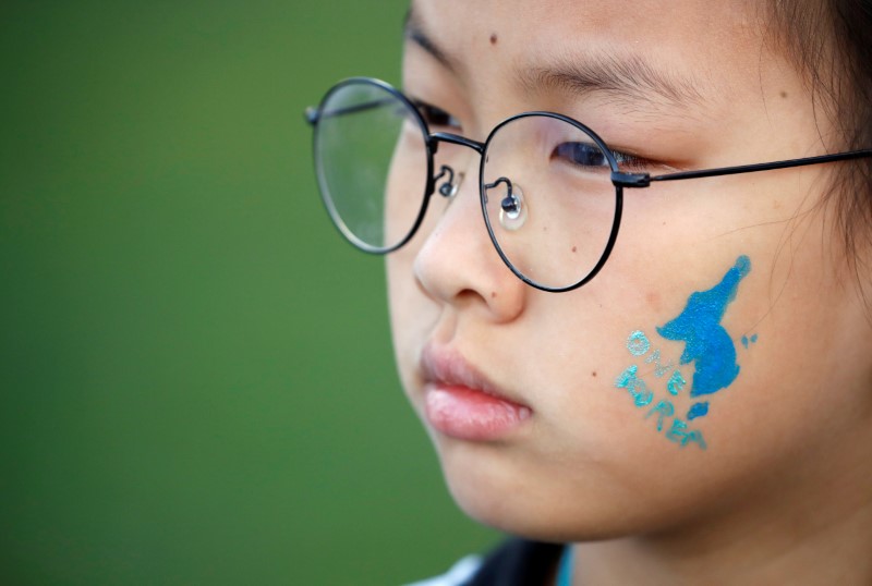 © Reuters. Formato da península coreana é visto no rosto de menina em Seul, Coreia do Sul