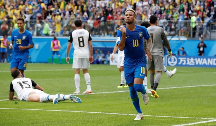 © Reuters. البرازيل تهزم كوستاريكا 2-صفر في مباراة متوترة