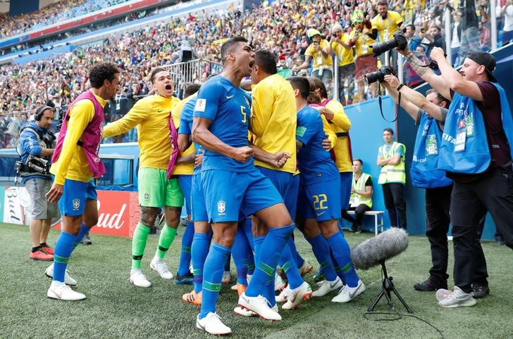 © Reuters. Brasil logra un sufrido triunfo por 2-0 sobre Costa Rica en el final y encamina la clasificación