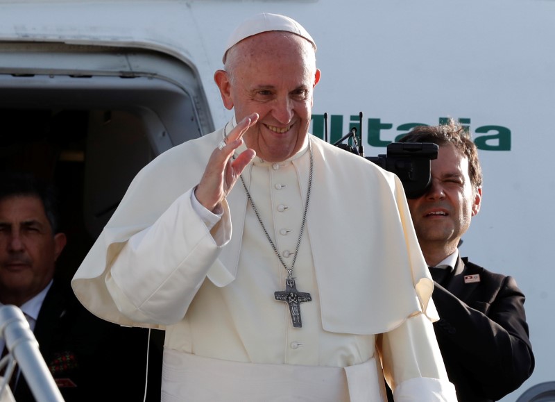 © Reuters. البابا فرنسيس يقوم بتغييرات في الفاتيكان في مسعى للإصلاح