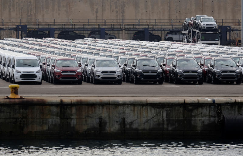 © Reuters. Машины в автомобильном терминале в порту Валенсии