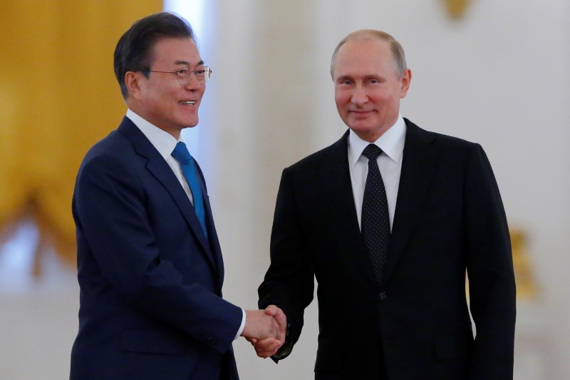 © Reuters. Presidentes da Rússia, Vladimir Putin, e da Coreia do Sul, Moon Jae-in, durante encontro no Kremlin