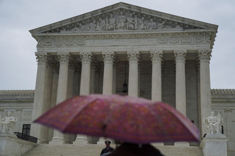 © Reuters. A person walks with an umbrella prior to the U.S. Supreme Court's decision to impose limits on the ability of police to obtain cellphone data pinpointing the past location of criminal suspects, outside the U.S. Supreme Court in Washington