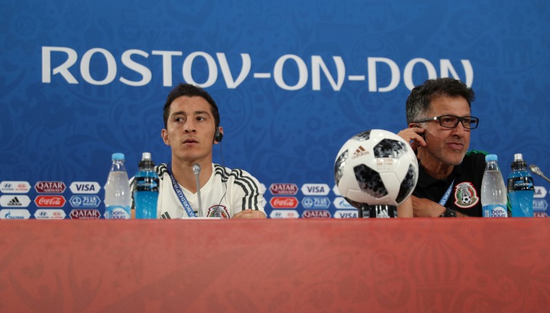 © Reuters. Andrés Guardado e técnico da seleção mexicana, Juan Carlos Osório dão entrevista coletiva em Rostov-On-Don