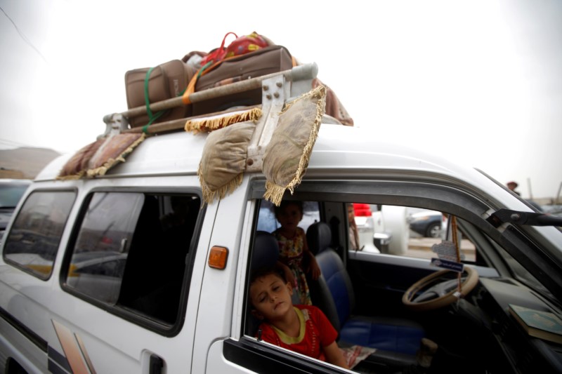 © Reuters. تحقيق- سكان الحديدة يعانون نقص المياه والكهرباء مع احتدام المعارك