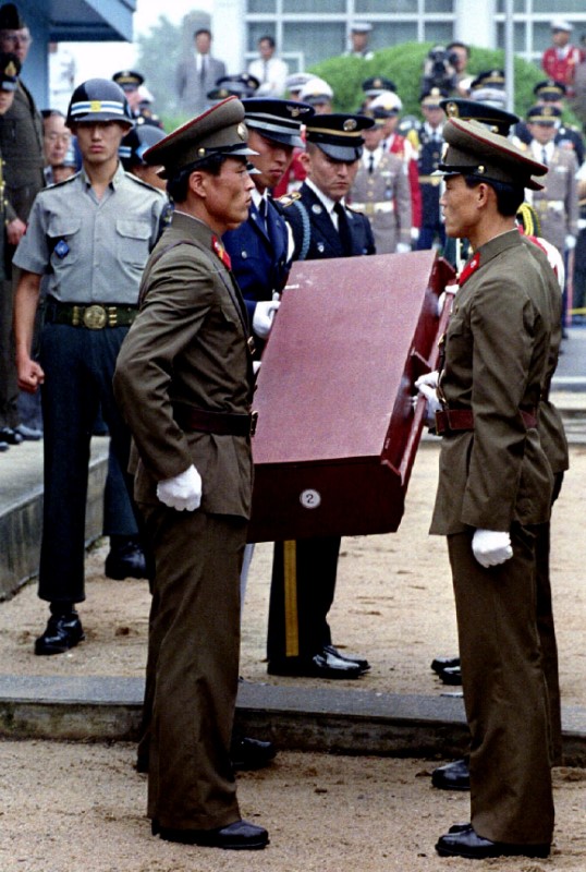 © Reuters. FILE PHOTO: North Korean soldiers hand over a casket containing the remains of a U.S. serviceman to United Nations troops at the treaty village of Panmunjom, Korea