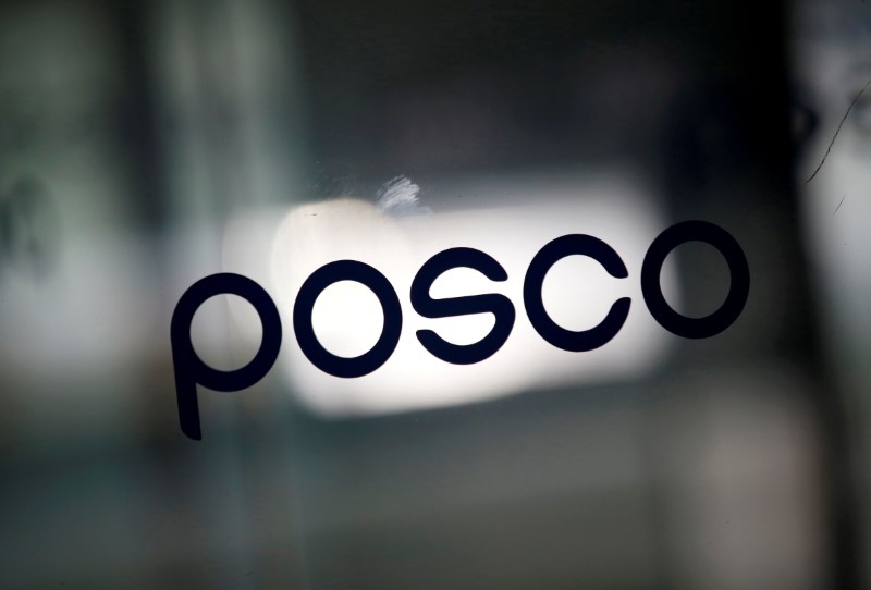 © Reuters. FILE PHOTO: The logo of POSCO is seen at the company's headquarters in Seoul