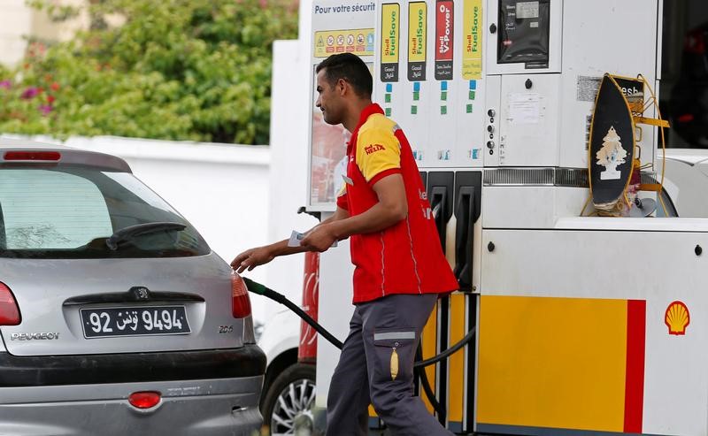 © Reuters. تونس ترفع أسعار البنزين للمرة الثالثة هذا العام تحت ضغط صندوق النقد