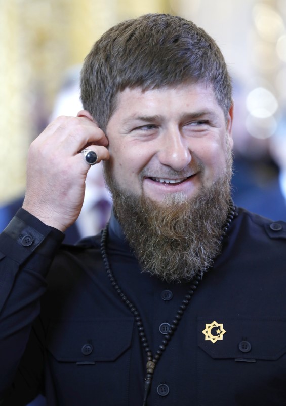 © Reuters. رئيس الشيشان يمنح اللاعب المصري محمد صلاح وسام المواطن الفخري