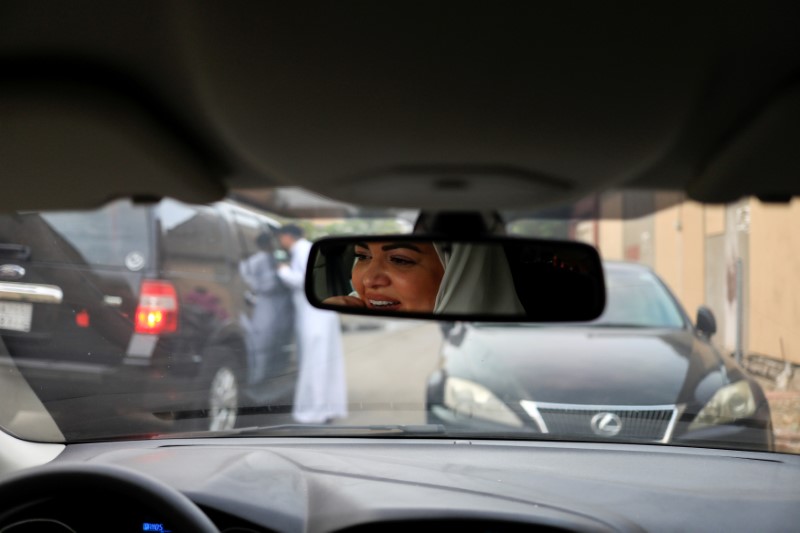 © Reuters. Dr Samira al-Ghamdi, 47, a practicing psychologist, drives around the side roads of a neighborhood as she prepares to hit the road on Sunday as a licensed driver, in Jeddah