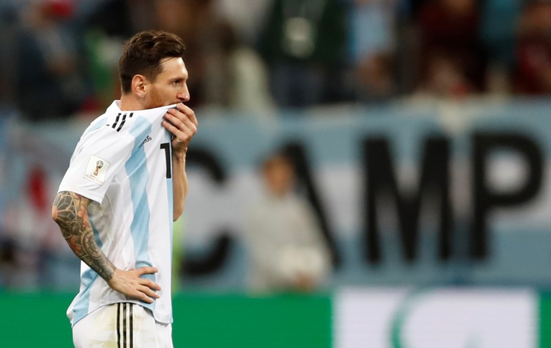 © Reuters. La U.D. Extremadura ofrece consejos a Messi de cómo marcar ante Nigeria