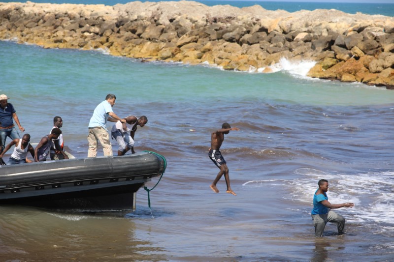 © Reuters. انتشال 5 جثث وإنقاذ 185 مهاجرا قبالة سواحل ليبيا