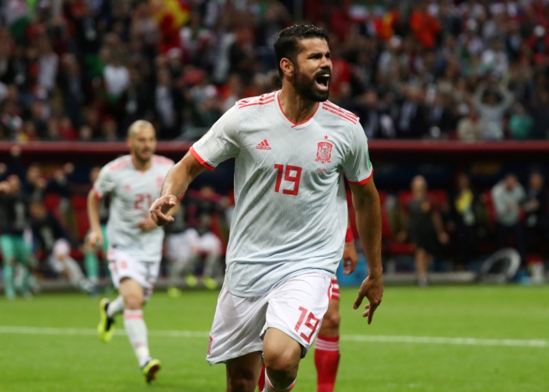 © Reuters. España cuenta con más goles de Costa para asegurarse el primer puesto
