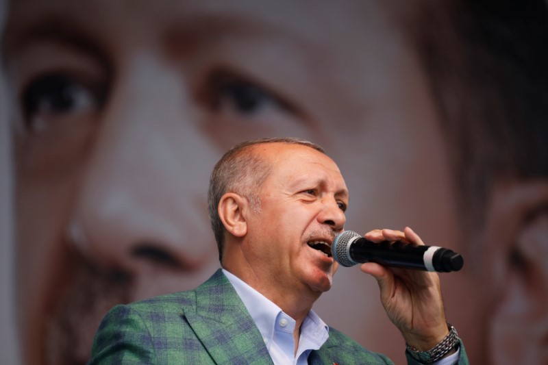 © Reuters. الرئيس التركي ومنافسه الرئيسي يختتمان الحملات الانتخابية قبل التصويت