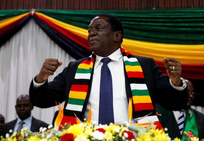 © Reuters. رئيس زيمبابوي: الانفجار الذي وقع أثناء تجمع سياسي "عمل جبان"