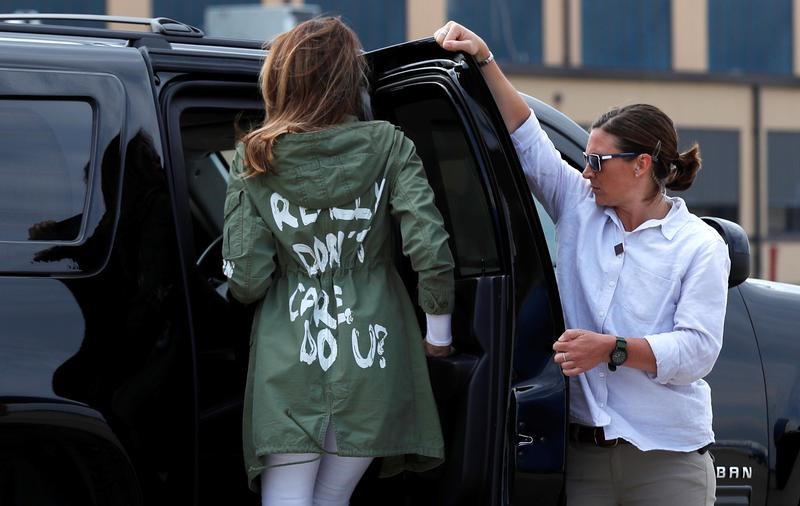 © Reuters. شركة ملابس أمريكية ترد على معطف ميلانيا ترامب المثير للجدل