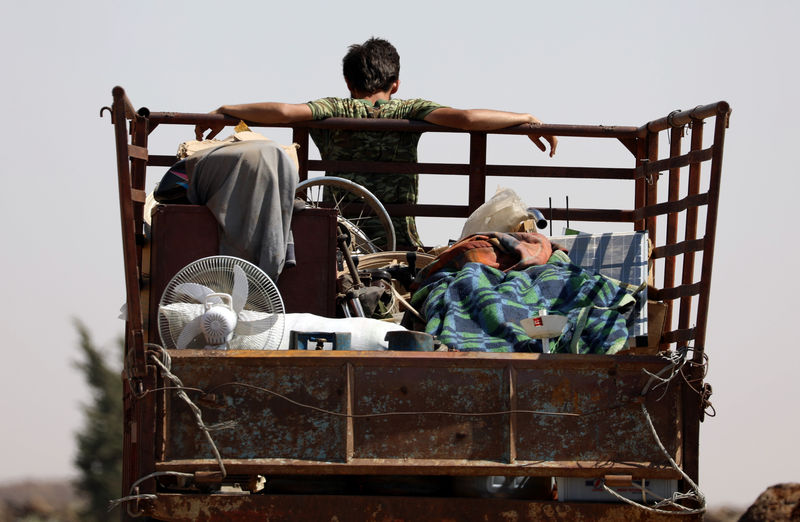 © Reuters. الجيش السوري يقصف مناطق للمعارضة في الجنوب مع فرار الآلاف إلى منطقة حدودية