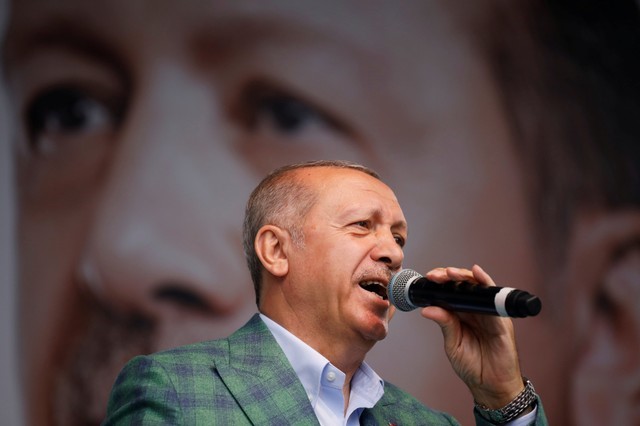 © Reuters. Turkish President Tayyip Erdogan addresses his supporters during an election rally in Istanbul