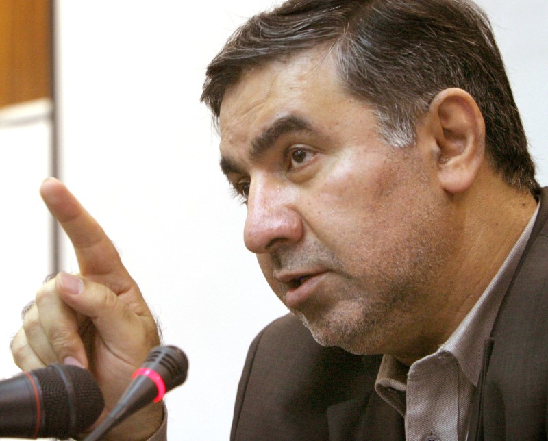 © Reuters. FILE PHOTO:    Iran's OPEC governor Kazempour Ardebili speaks to journalists at a news conference in Tehran.
