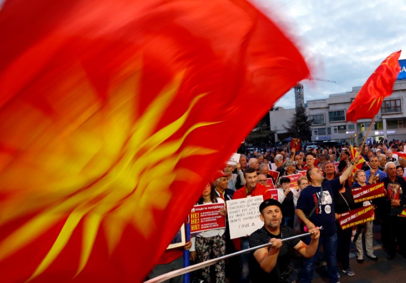 © Reuters. أكثر من ألف مقدوني يحتجون على تغيير اسم بلدهم