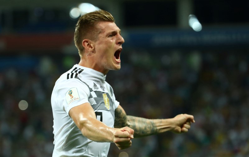 © Reuters. Un golazo de Kroos en el descuento mantiene viva a Alemania al vencer 2-1 a Suecia