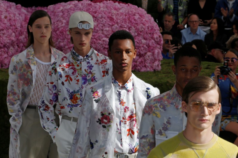 © Reuters. لمسات من زهور وألوان زاهية في مجموعة ديور الجديدة لأزياء الرجال
