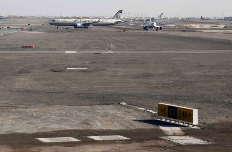 © Reuters. FILE PHOTO: Etihad Airways planes are seen parked at Abu Dhabi International Airport in United Arab Emirates