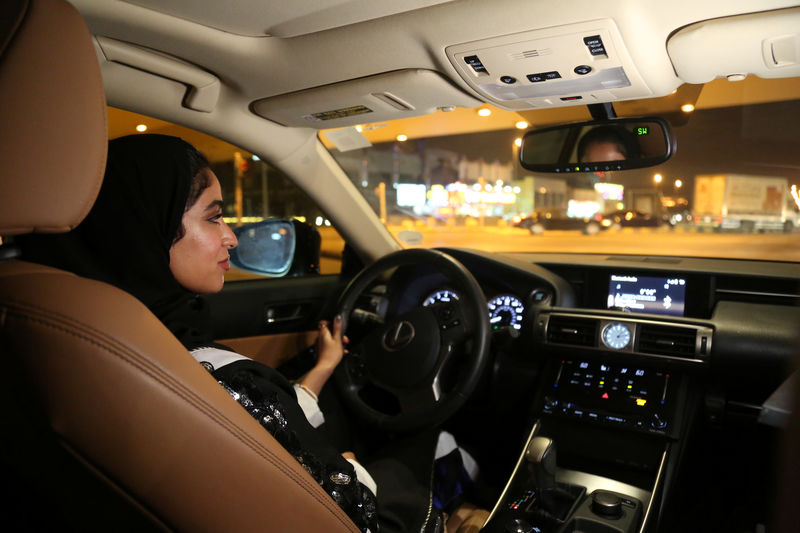 © Reuters. سعودية تقود سيارة رسميا لأول مرة منذ احتجاج خالتها قبل 28 عاما