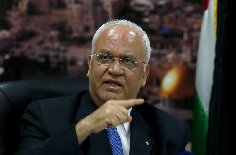 © Reuters. Chief Palestinian negotiator Saeb Erekat gestures during a news conference in Ramallah in the occupied West Bank