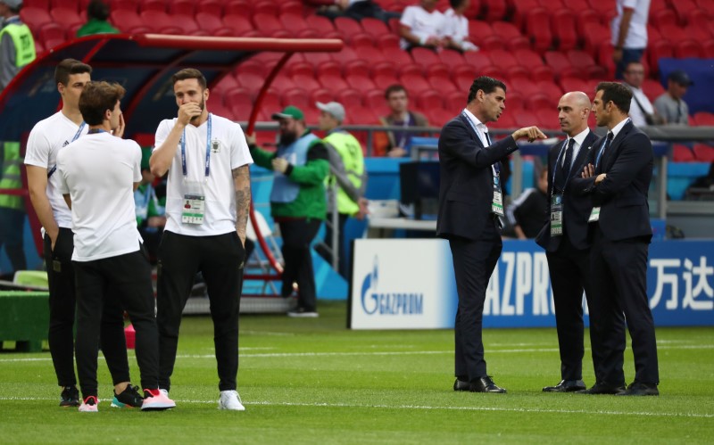 © Reuters. La sombra de Lopetegui se proyecta sobre la selección española antes de medirse a Marruecos