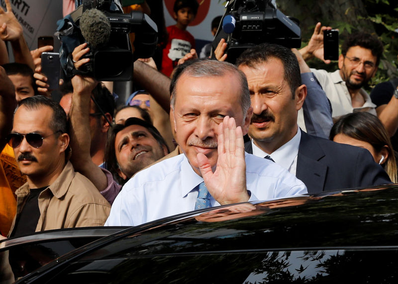 © Reuters. Erdogan se enfrenta a una importante prueba en las elecciones turcas