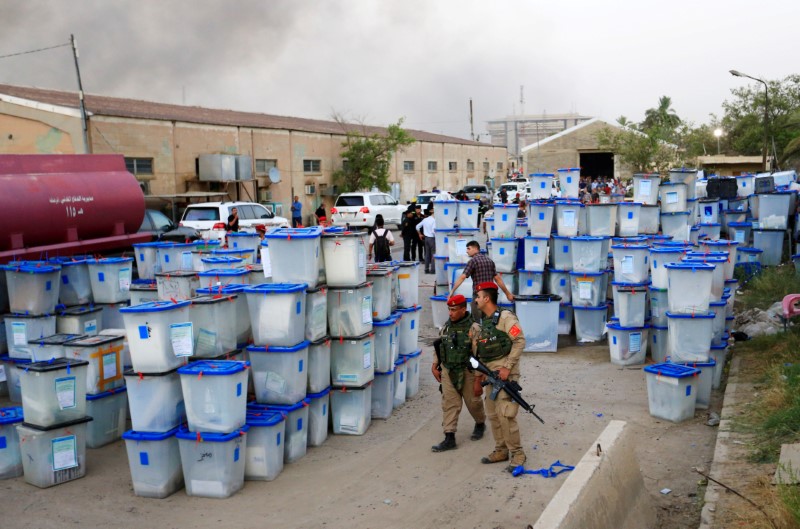 © Reuters. القضاء العراقي يقول إنه سيجري إعادة الفرز اليدوي فقط في مناطق بها مزاعم تزوير