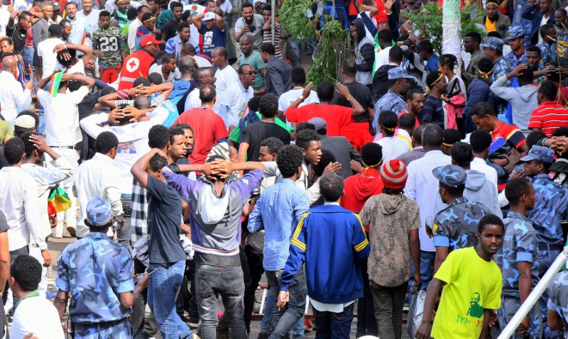 © Reuters. الشرطة الإثيوبية تحتجز 30 شخصا بعد الهجوم على حشد لرئيس الوزراء