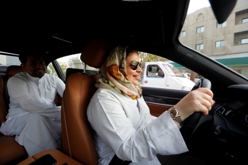 © Reuters. رجال سعوديون ما زالوا يرفضون قيادة المرأة للسيارة