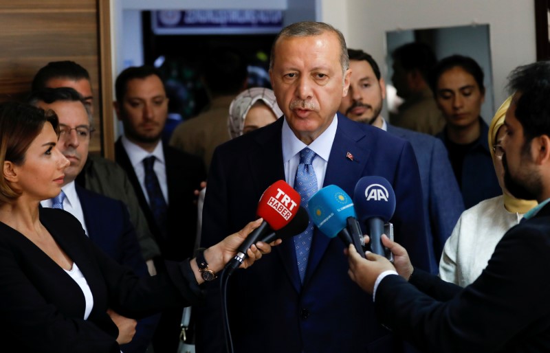 © Reuters. إردوغان يعلن فوزه في الانتخابات ويقول لا تراجع عن تقدم تركيا