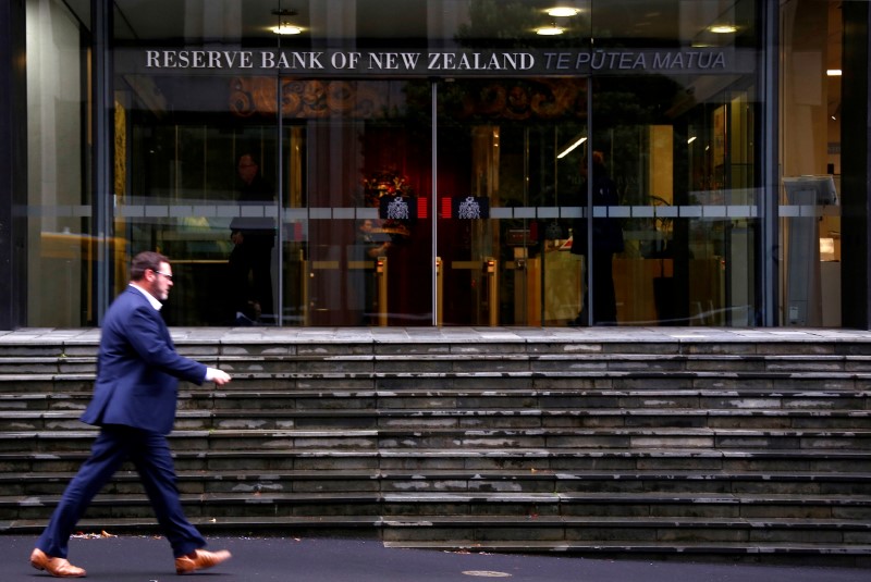 © Reuters. FILE PHOTO: A pedestrian walks past the main entrance to the Reserve Bank of New Zealand located in central Wellington, New Zealand