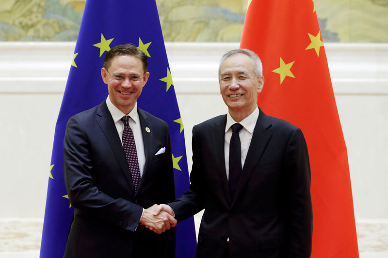 © Reuters. EC Vice President Katainen and Chinese Vice Premier Liu He shake hands before the EU-China High-level Economic Dialogue in Beijing