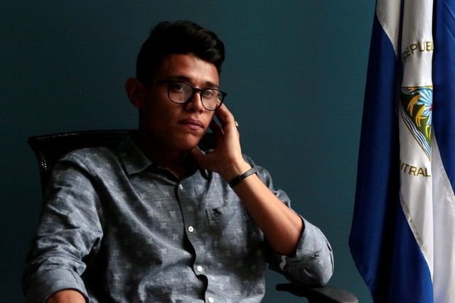 © Reuters. Lesther Alemán, un estudiante de 20 años, posa para una foto en una oficina en Managua, Nicaragua
