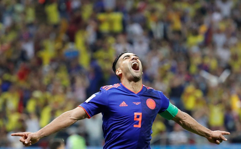 © Reuters. Radamel Falcao de Colombia celebra tras anotar su segundo gol en el duelo mundialista que su selección libró contra Polonia en Kazán, Rusia