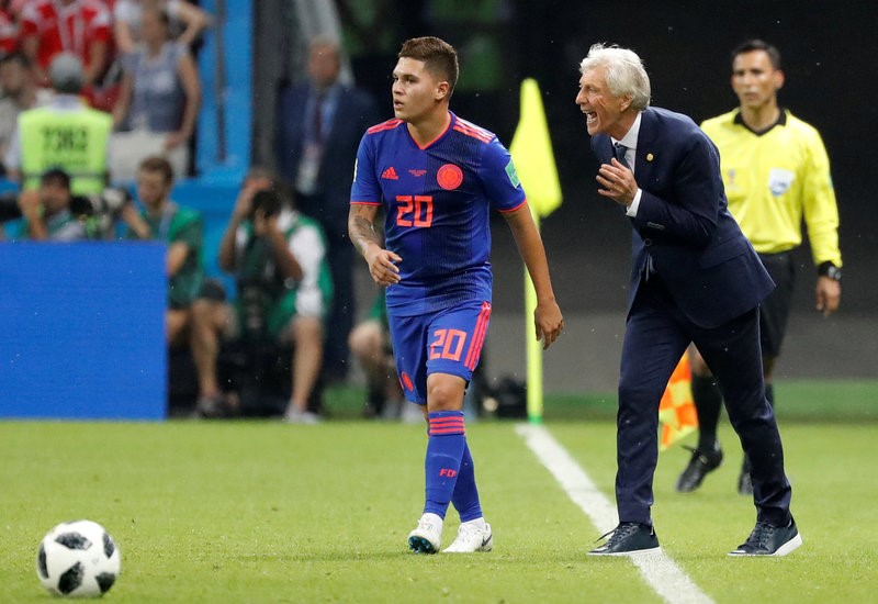 © Reuters. El entrenador de Colombia, José Pekerman, reacciona mientras el jugador Juan Fernando Quintero mira durante el partido que su selección disputó contra Polonia en Kazán, Rusia,