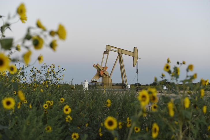 © Reuters. Нефтяной станок-качалка в Оклахоме