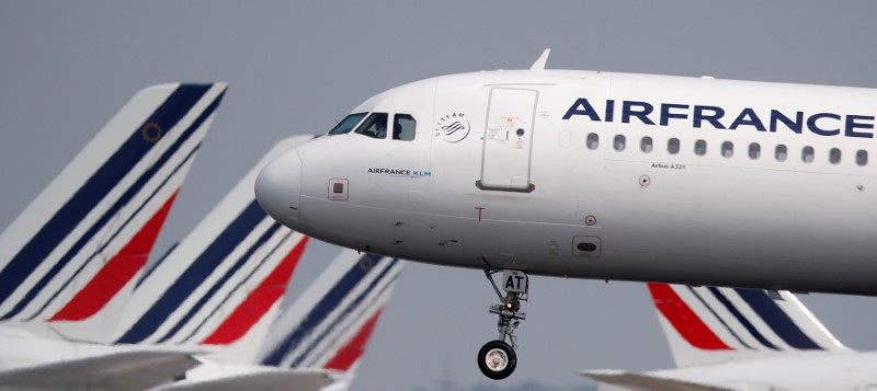 © Reuters. FILE PHOTO: FILE PHOTO: An Air France Airbus A321 lands at Charles de Gaulle airport