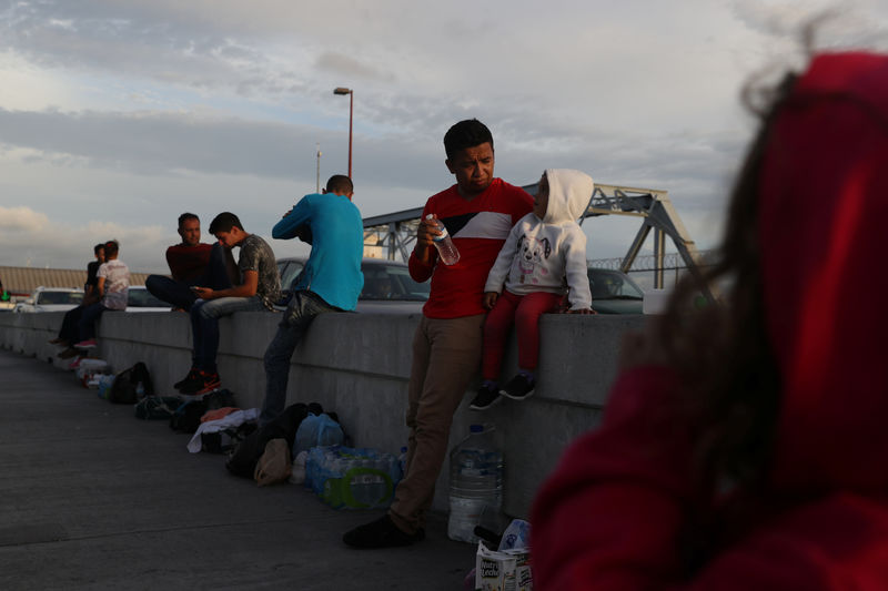 © Reuters. Asylum seekers wait on the Mexican side of the Brownsville & Matamoros International Bridge after being denied entry by U.S. Customs and Border Protection officers near Brownsville