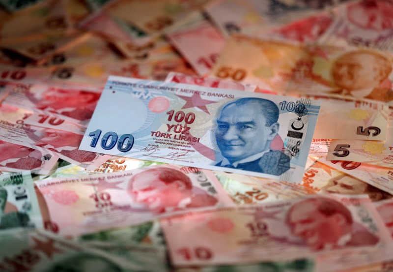 © Reuters. FOTO DE ARCHIVO: Billetes de liras turcas