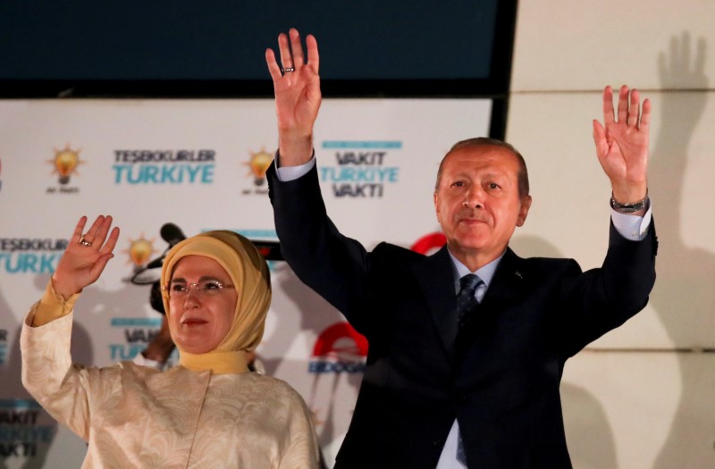 © Reuters. Il presidente turco Tayyip Erdogan e sua moglie Emine ad Ankara