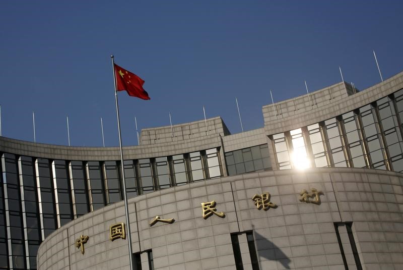 © Reuters. Флаг Китая у здания штаб-квартиры центробанка страны в Пекине