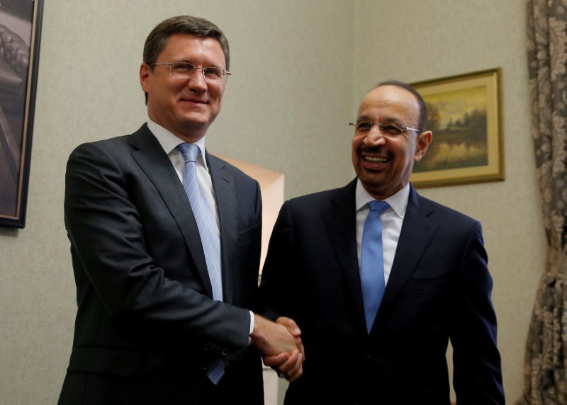 © Reuters. FILE PHOTO: Russian Energy Minister Novak and Saudi Arabian Energy Minister al-Falih shake hands ahead of a meeting in Moscow