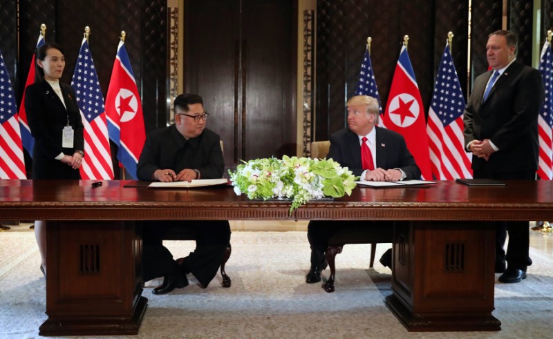 © Reuters. Presidente dos EUA, Donald Trump, e líder norte-coreano, Kim Jong Un, durante cúpula em Cingapura